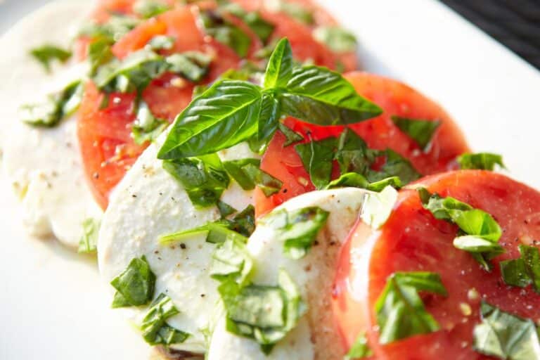 Salade caprese italienne avec mozzarella et tomates.