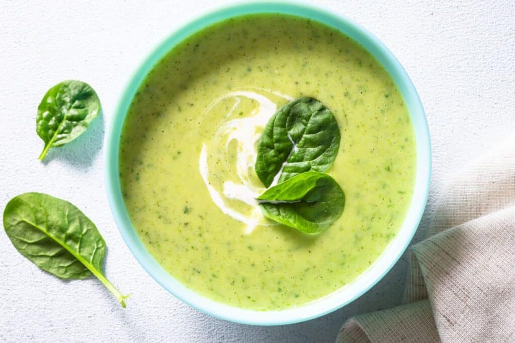 Soupe verte avec feuilles d'épinard.