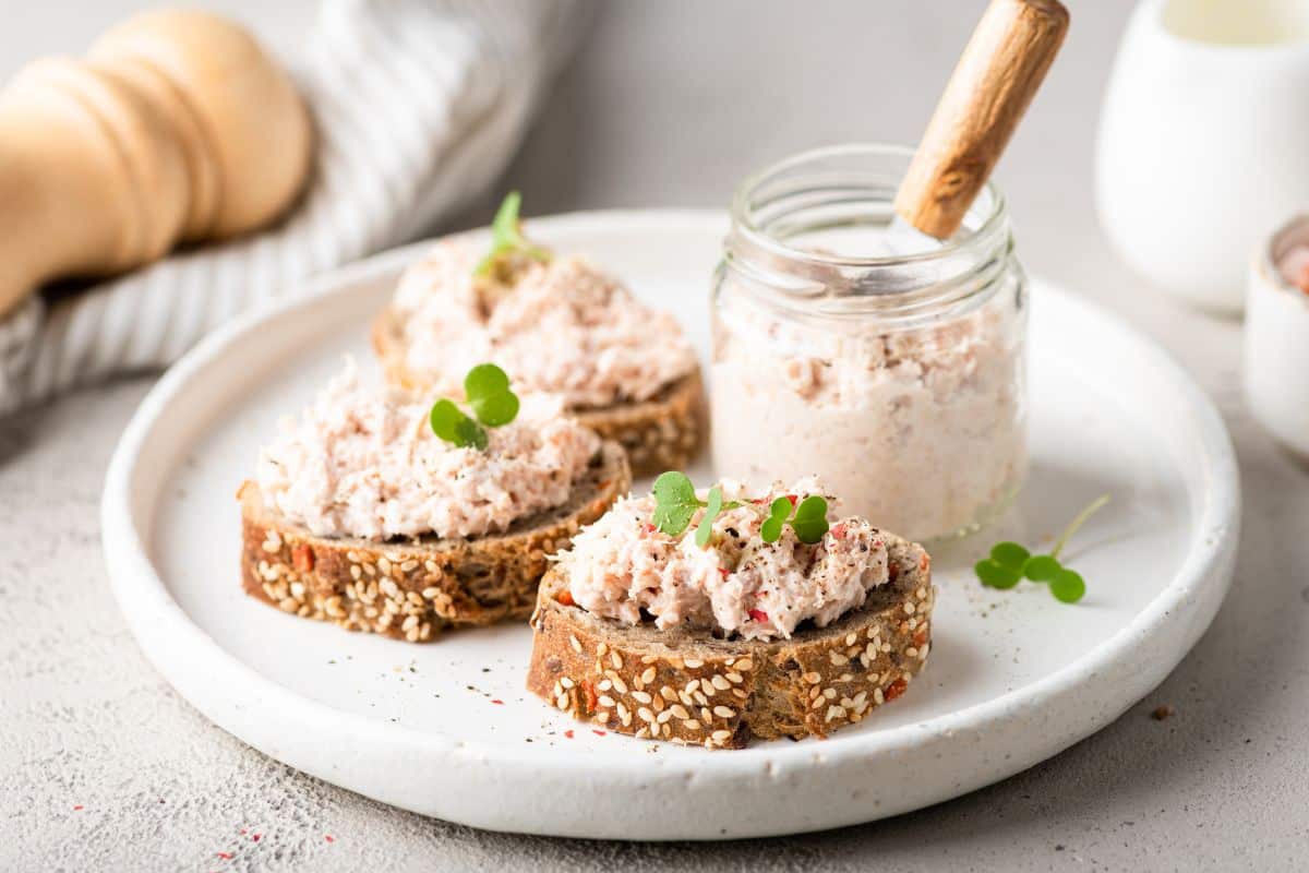 Tartines aux rillettes de poisson sur assiette.