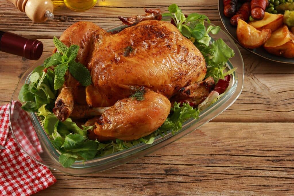 Poulet rôti sur lit de salade verte