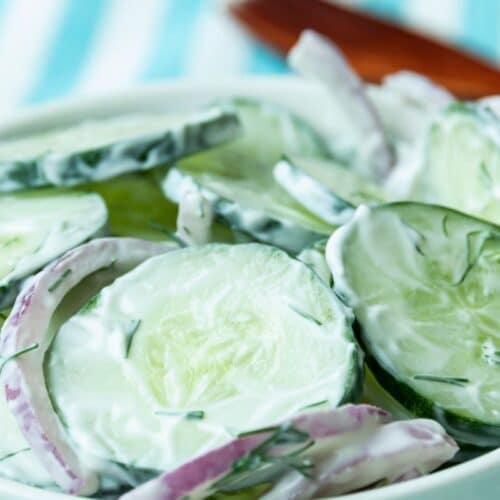 Salade de concombre à la crème et oignons rouges.