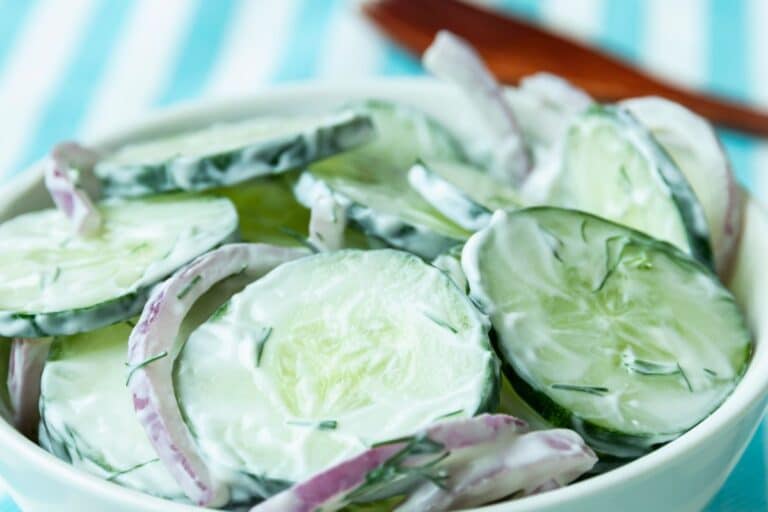 Salade de concombre à la crème et oignons rouges.