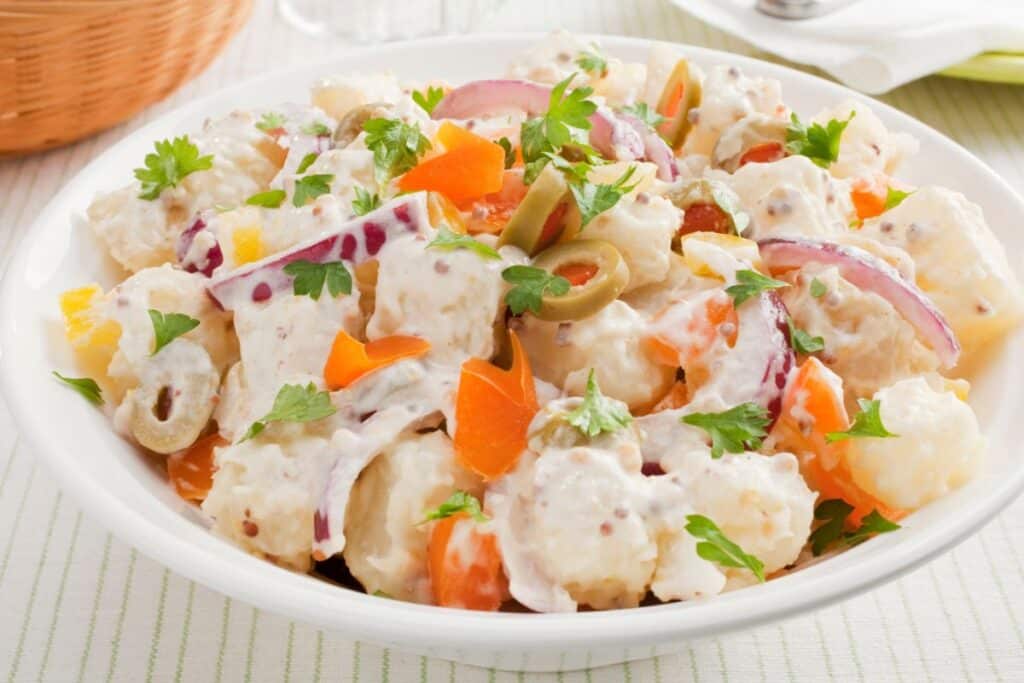 Salade de pommes de terre avec mayonnaise et légumes.