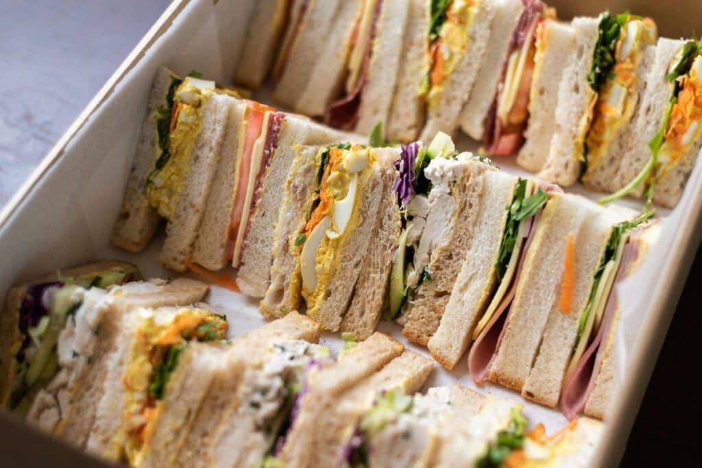 Assortiment de sandwichs variés dans une boîte.