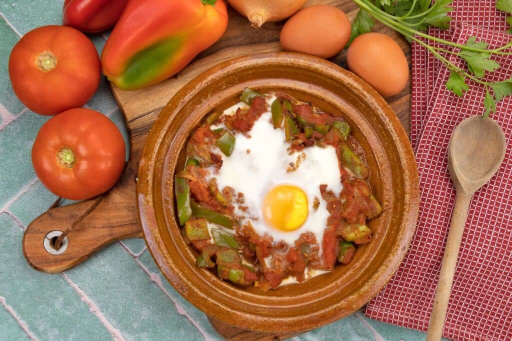 Tajine de légumes avec œuf au centre.