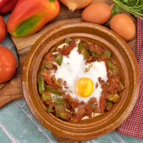 Tajine de légumes avec œuf au centre.