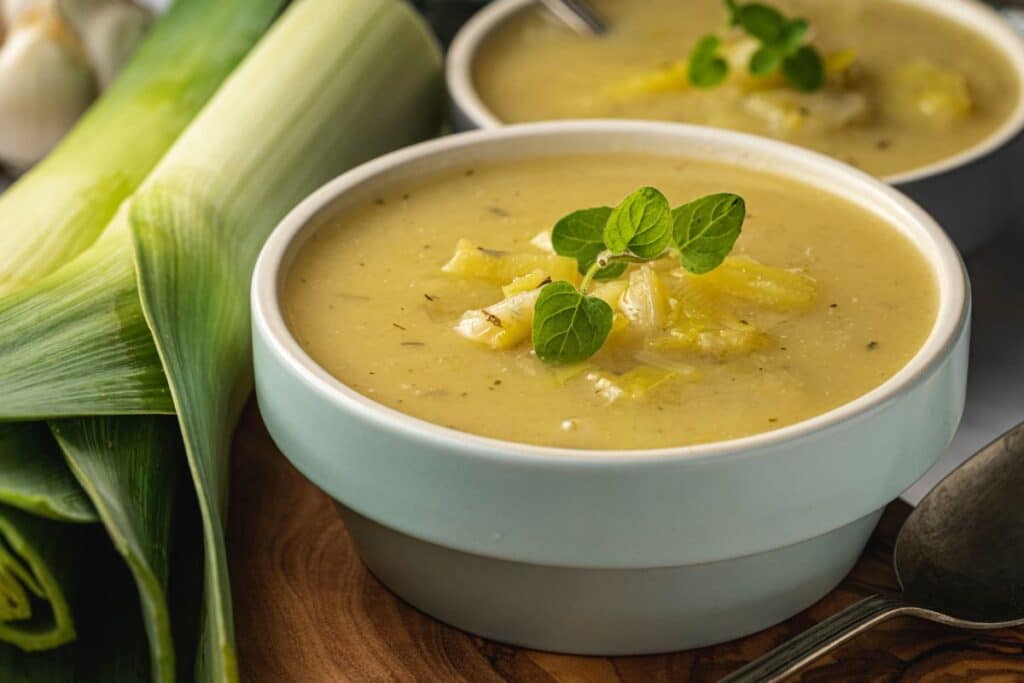 Soupe verte aux poireaux dans un bol.
