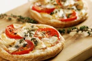 Sur sa tarte aux tomates, elle met ce fromage qu’on ne trouve presque plus… et le résultat est bluffant