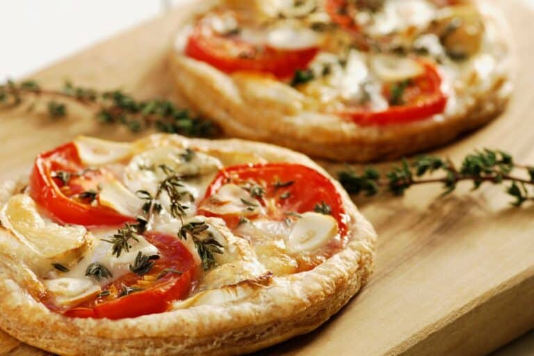 Sur sa tarte aux tomates, elle met ce fromage qu’on ne trouve presque plus… et le résultat est bluffant