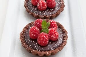 « Je ne pensais pas que c’était aussi simple » : cette tarte chocolat framboise fait sensation, surtout quand on suit la méthode Mariotte
