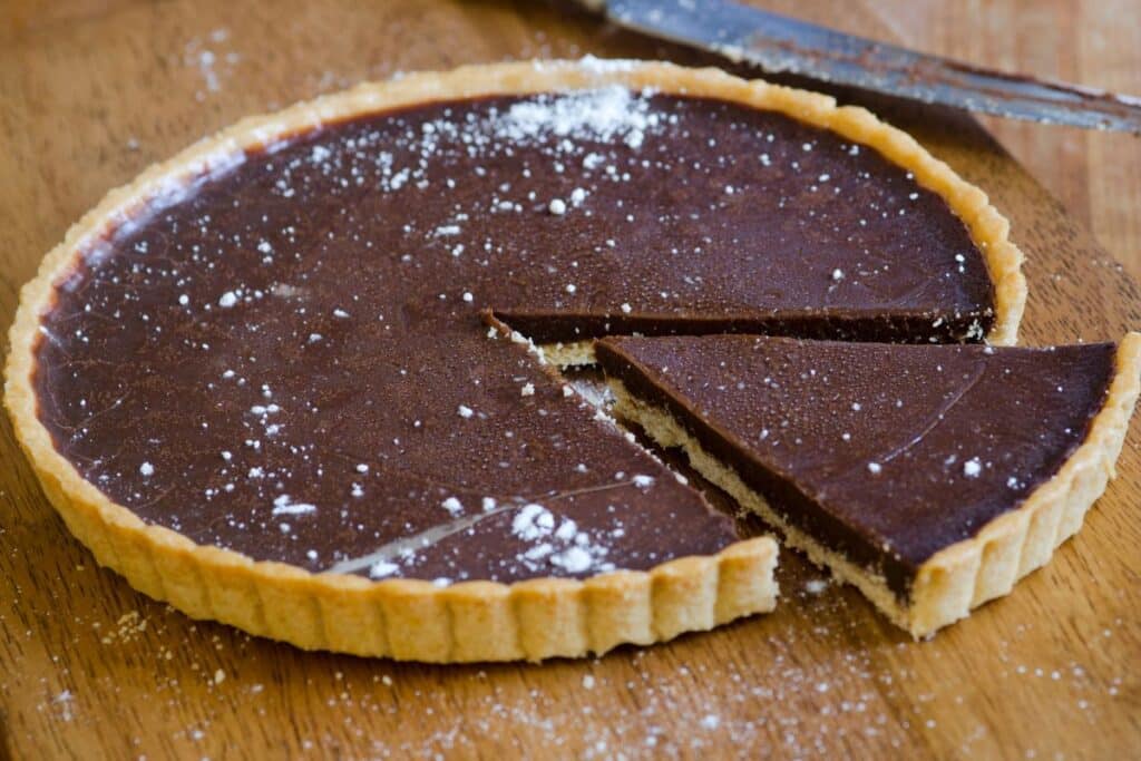 Tarte au chocolat avec une part coupée.