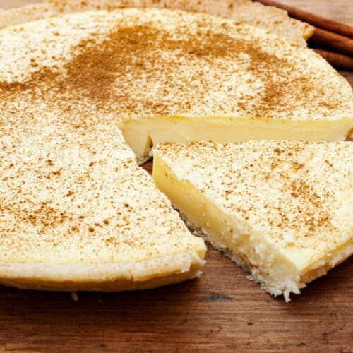 Tarte à la crème et cannelle sur table en bois.