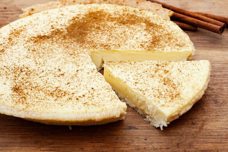 Tarte à la crème et cannelle sur table en bois.