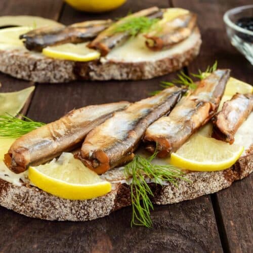 Tartine de poissons sur pain avec citron