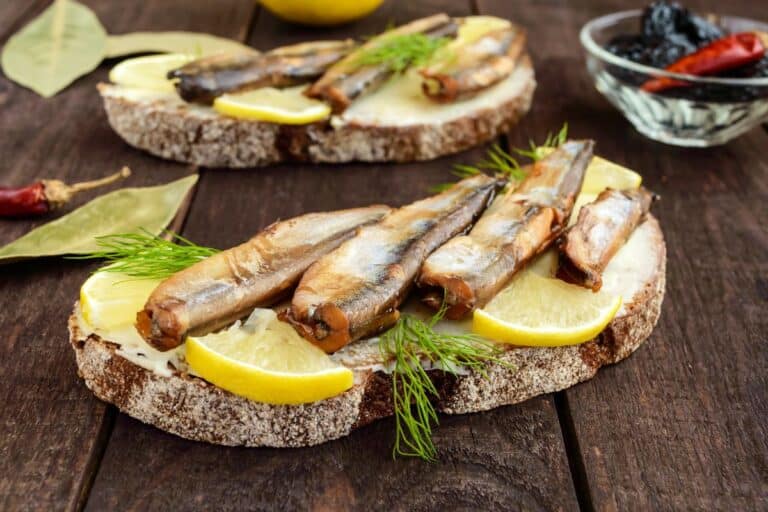Tartine de poissons sur pain avec citron