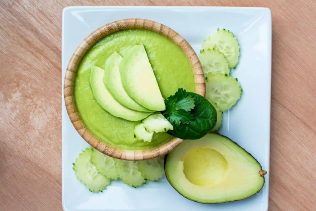 Soupe froide avocat garnie concombres et coriandre