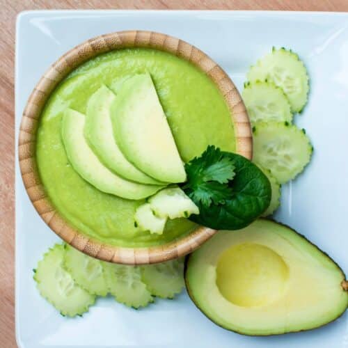 Soupe froide avocat garnie concombres et coriandre