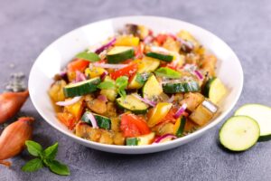 Salade colorée de légumes frais dans un bol.