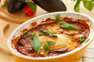 Gratin d'aubergines au fromage et basilic.