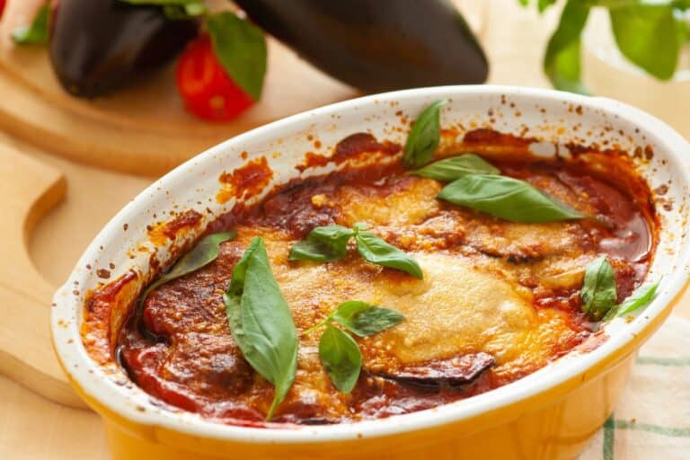 Gratin d'aubergines au fromage et basilic.