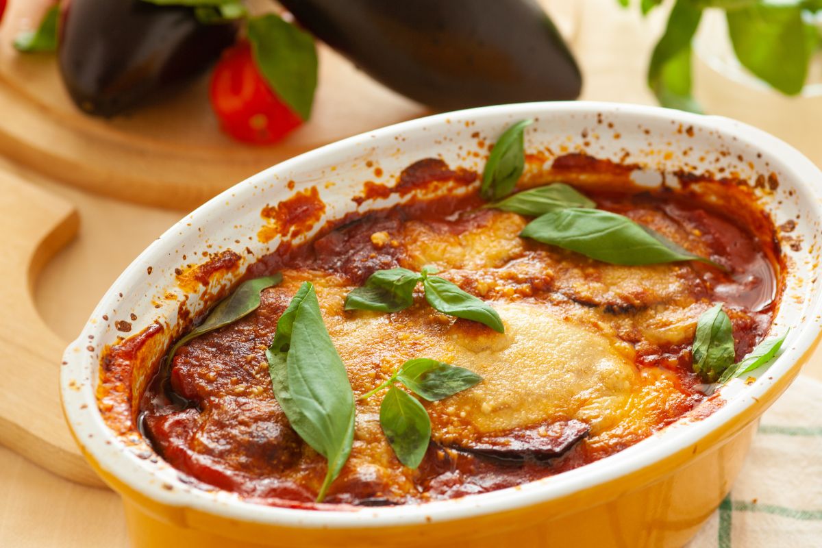 Gratin d'aubergines au fromage et basilic.