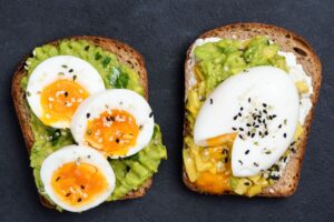 Tartines avocat œufs, graines de sésame.