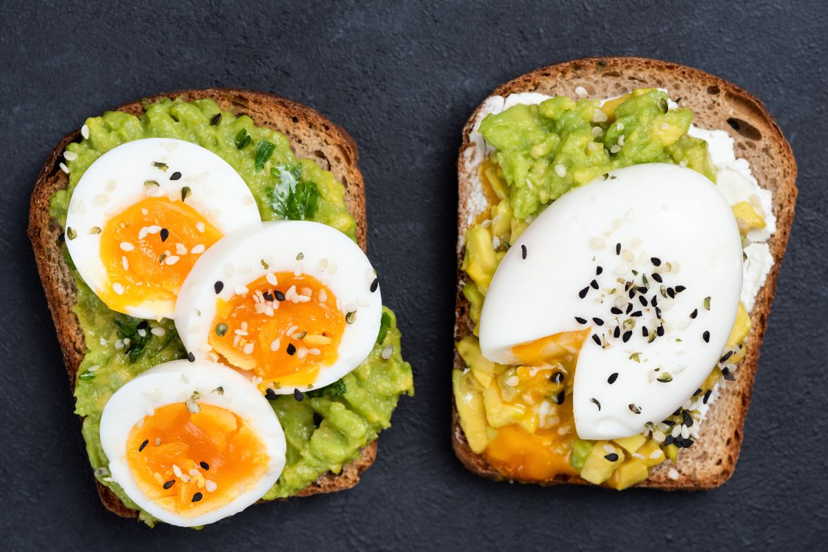 Tartines avocat œufs, graines de sésame.