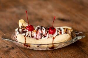 Banana split avec cerises et chantilly.