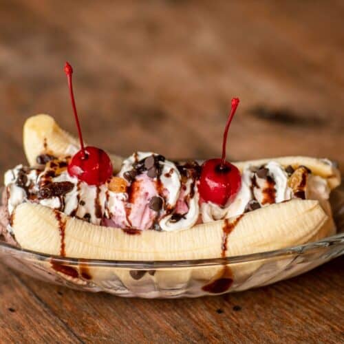 Banana split avec cerises et chantilly.