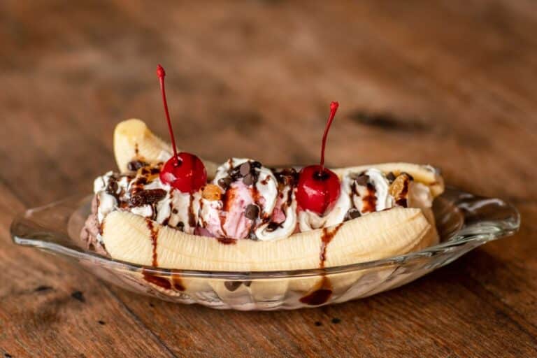 Banana split avec cerises et chantilly.