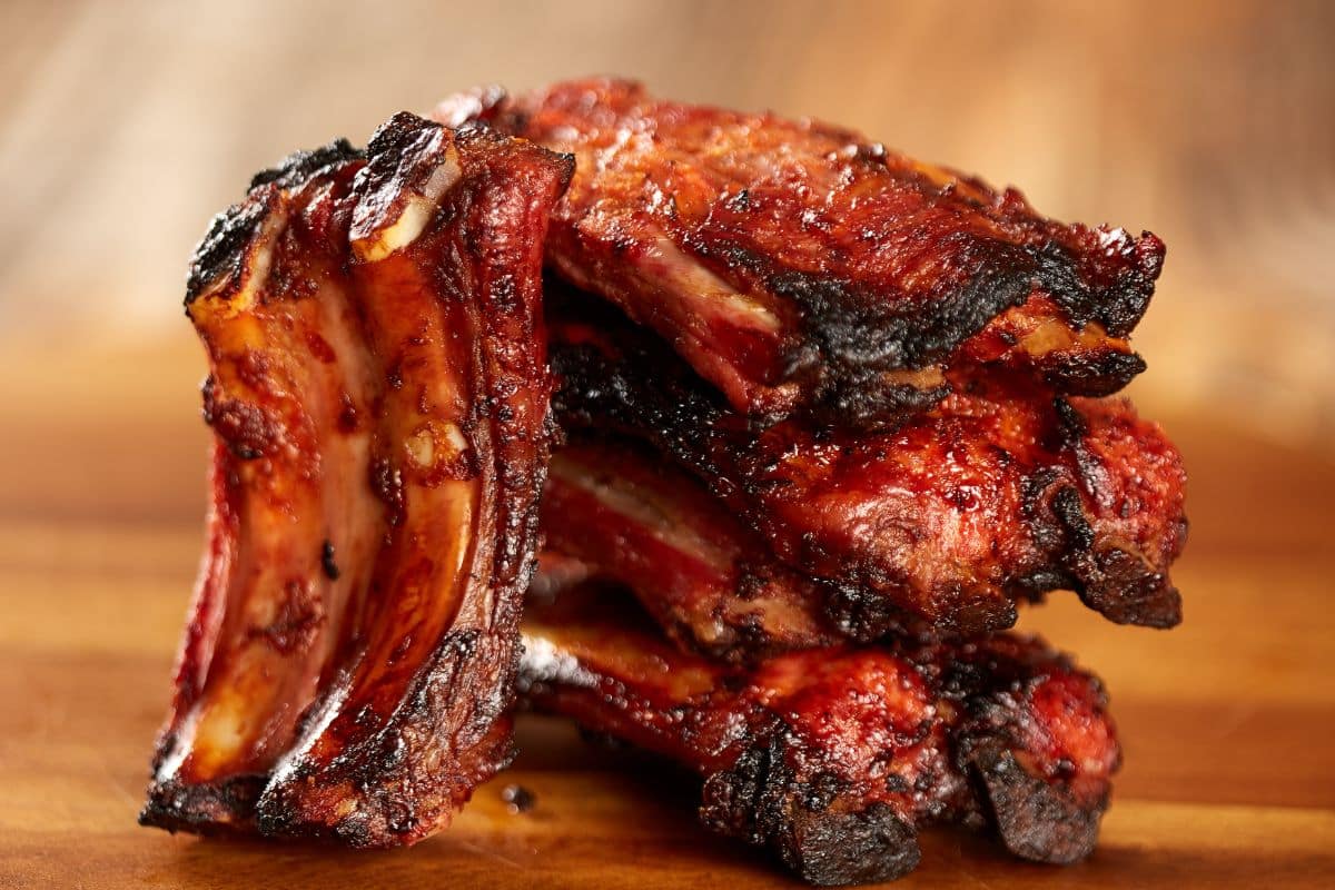 Côtes levées grillées sur une planche en bois.