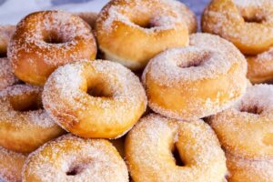 Beignets sucrés empilés les uns sur les autres.