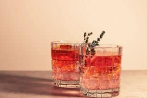 Deux cocktails avec des glaçons et décoration de citron
