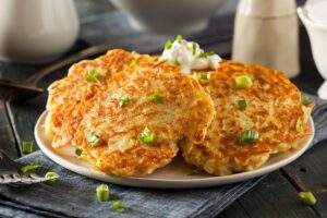 Galettes de pommes de terre avec ciboulette.
