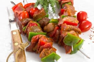 Brochettes de viande et légumes colorés.