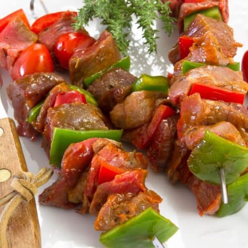Brochettes de viande et légumes colorés.