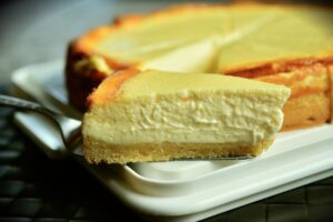 Part de cheesecake crémeux sur une assiette.
