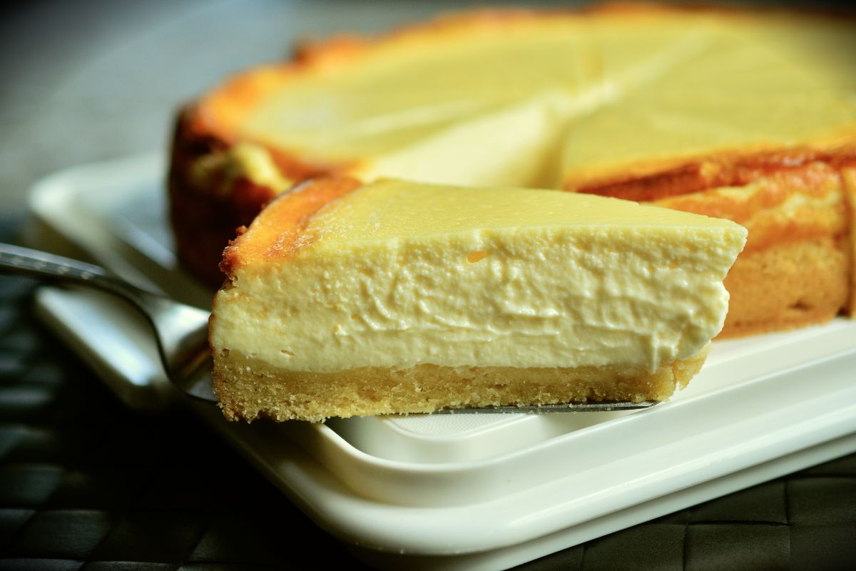 Part de cheesecake crémeux sur une assiette.
