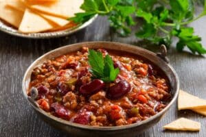 Chili con carne avec chips tortillas.