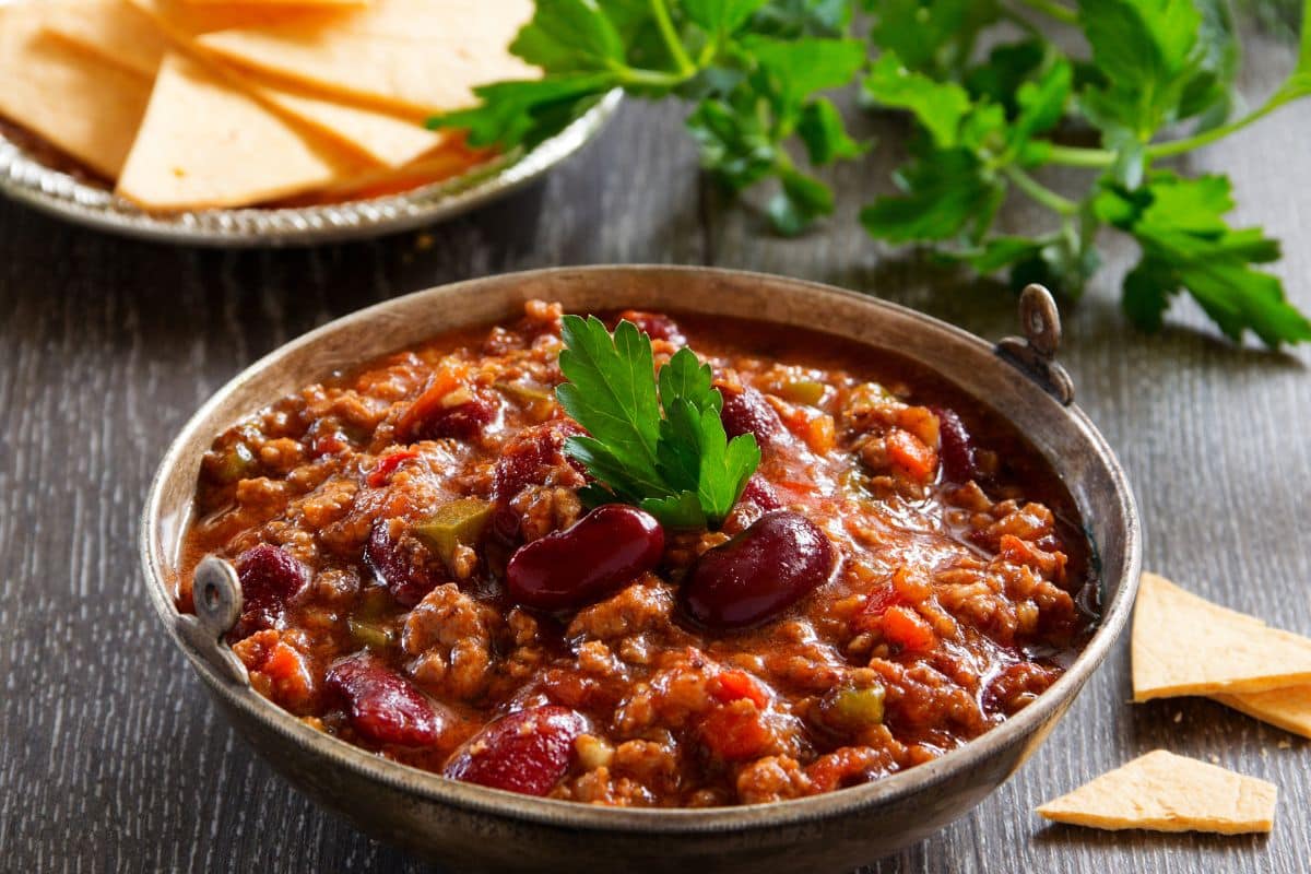 Chili con carne avec chips tortillas.