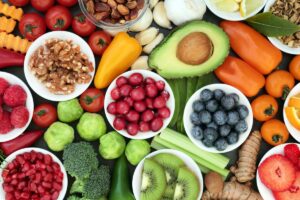 Fruits et légumes frais variés, vue d'ensemble.