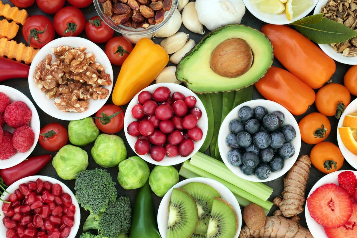 Fruits et légumes frais variés, vue d'ensemble.