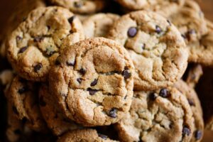 Cookies aux pépites de chocolat empilés.