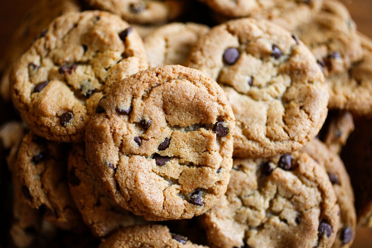 Cookies aux pépites de chocolat empilés.