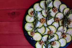 Carpaccio de courgettes et noix, plateau noir.
