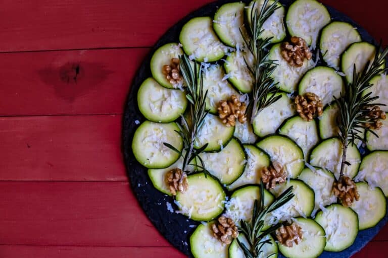 Carpaccio de courgettes et noix, plateau noir.
