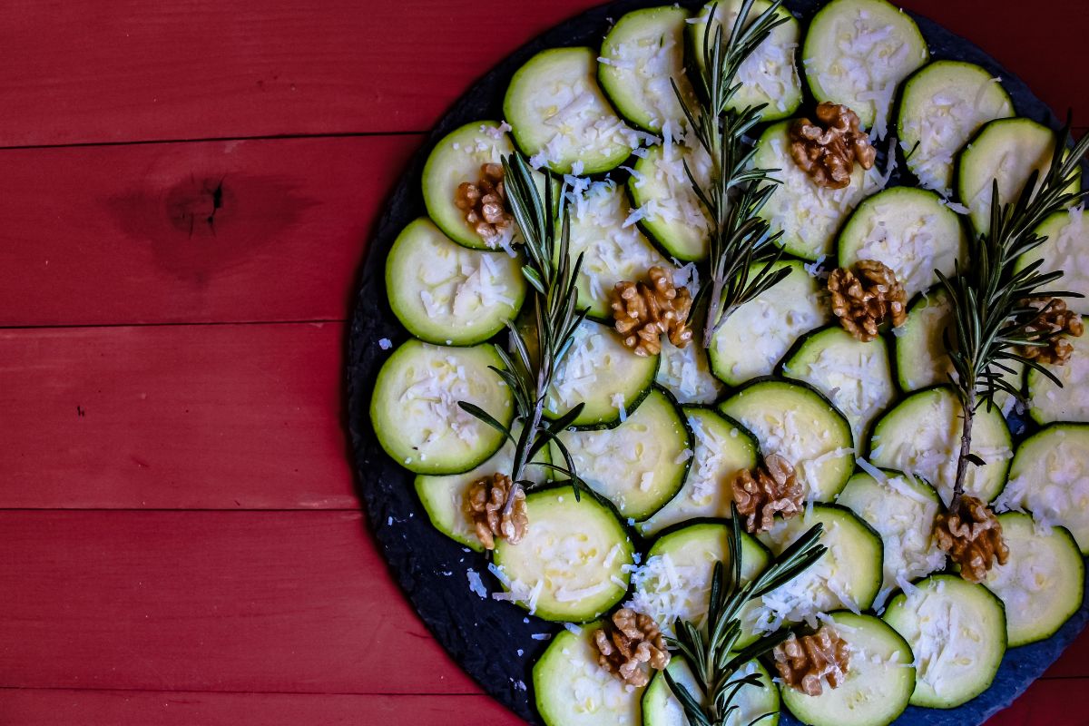 Carpaccio de courgettes et noix, plateau noir.