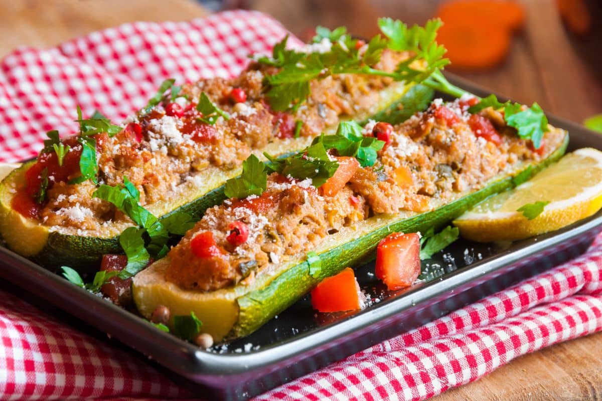 Courgettes farcies au four, herbes et légumes.