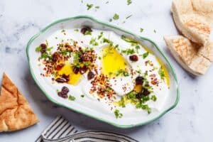 Labneh avec épices et pain pita
