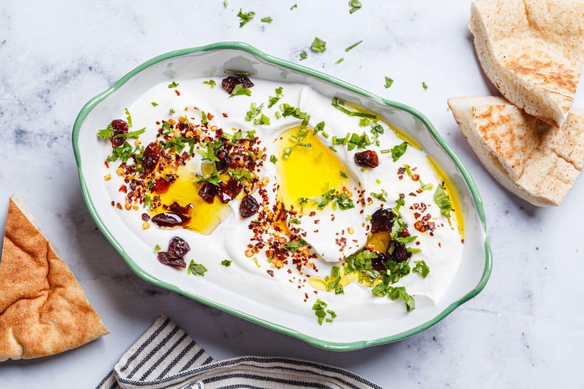 Labneh avec épices et pain pita